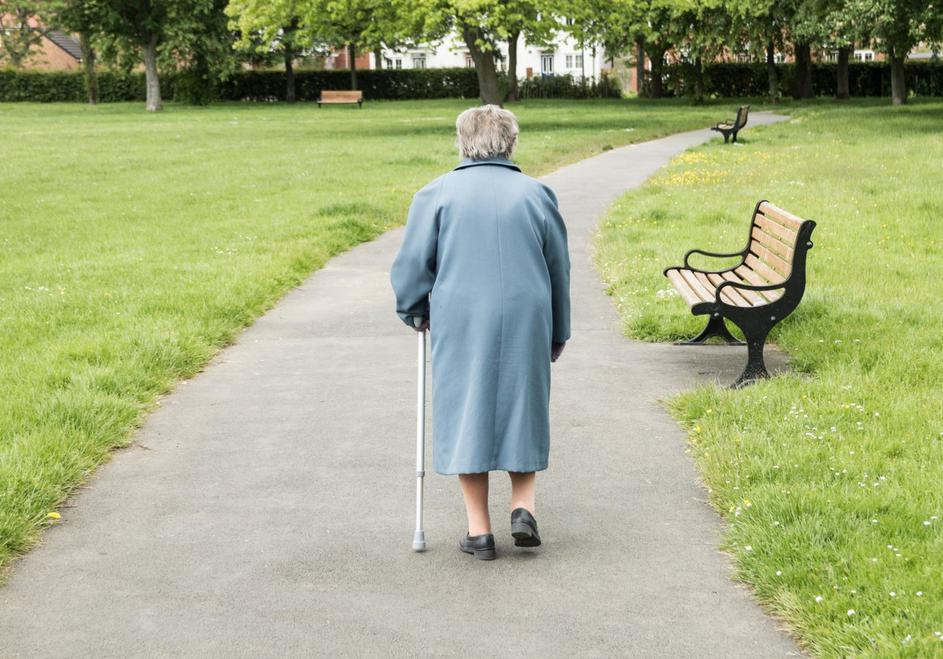 starejša ženska upokojenka park sprehod
