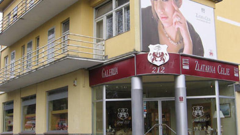 Blejska prodajalna Zlatarne Celje je bila tarča oboroženih roparjev, ki sta s pr