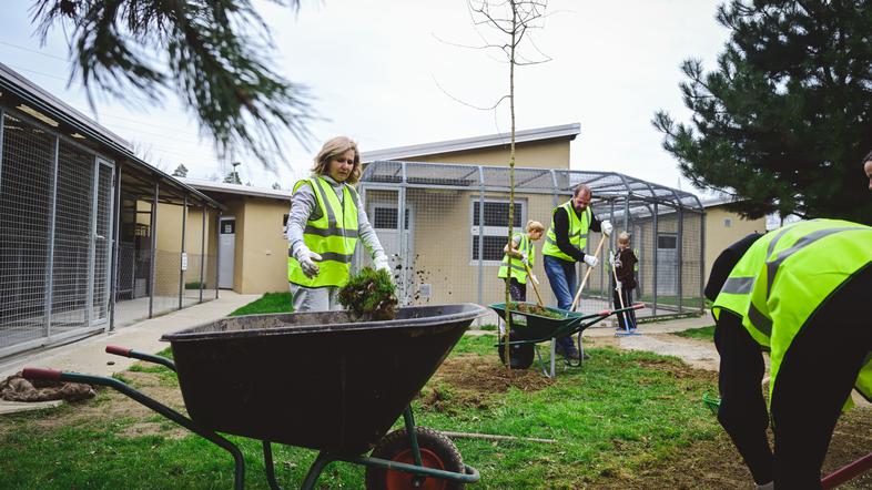 Dobrodelna akcija v Zavetišču za živali Maribor s strani zaposlenih NKBM