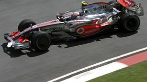 Lewis Hamilton je postavil najhitrejši čas petkovih treningov.