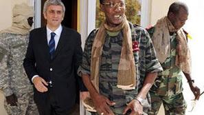 Po srečanju z ministrom Morinom(levo) je predsednik Čada Deby izjavil, da vlada 