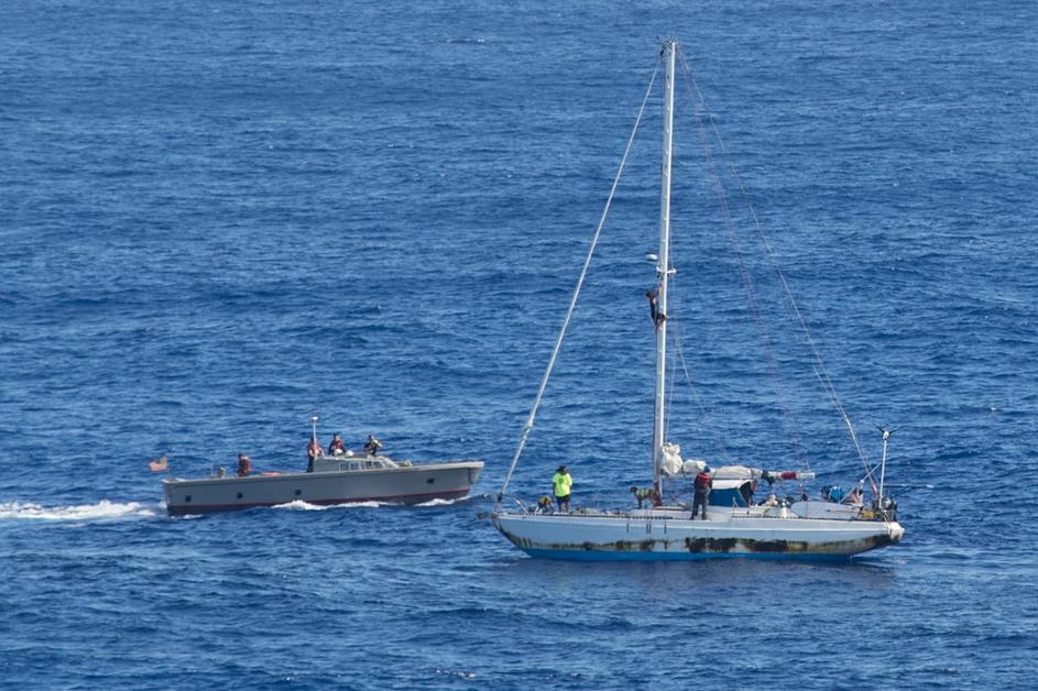 reševalna akcija ameriška mornarica ujeti na morju