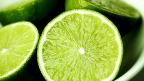 Sok citrusov bo zožil in očistil zamašene pore in osvežil kožo. (Foto: Shutterst