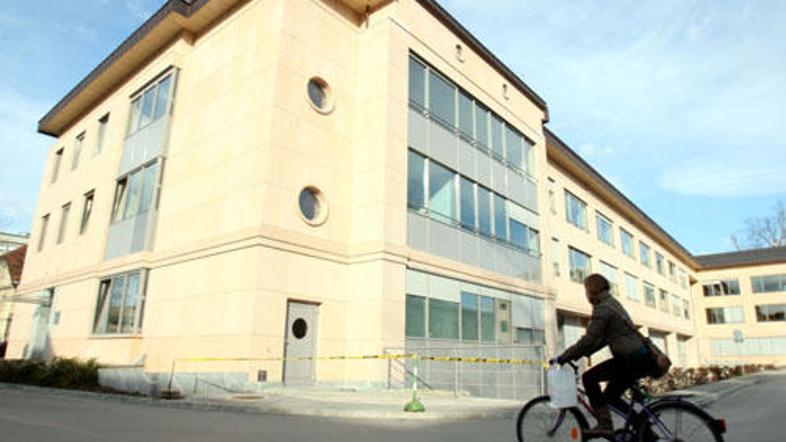 Selitev v novo stavbo nevrologije ni ogrožena.