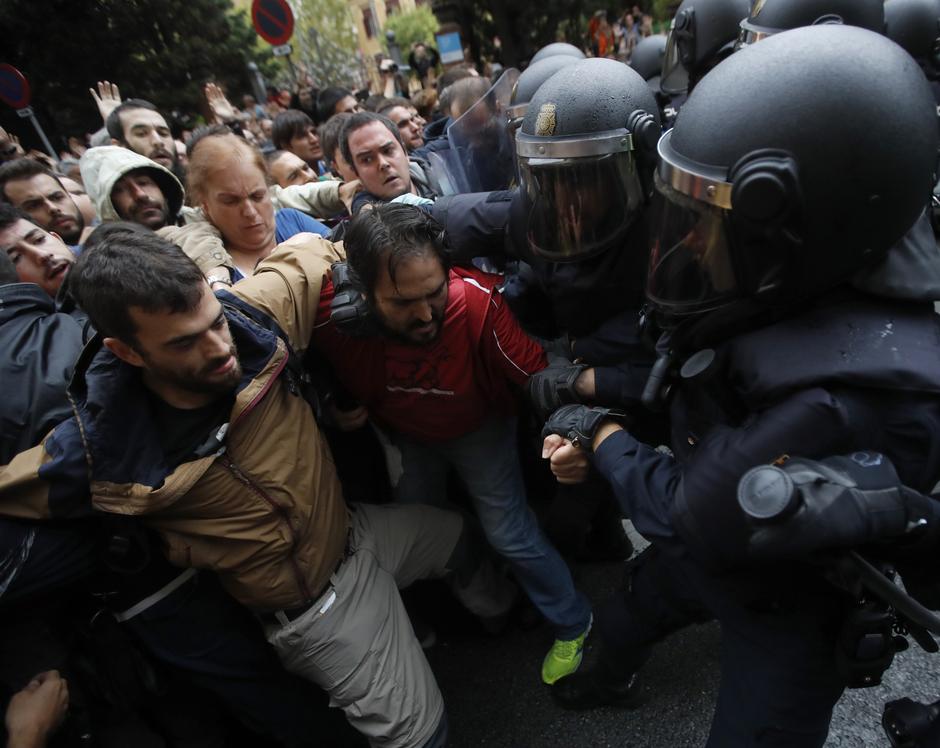 Katalonija referendum spopad s policjo | Avtor: epa