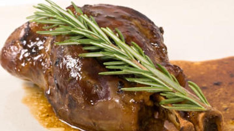 Jagnje je odlično z rožmarinom in timijanom, dodate lahko tudi brinove jagode.