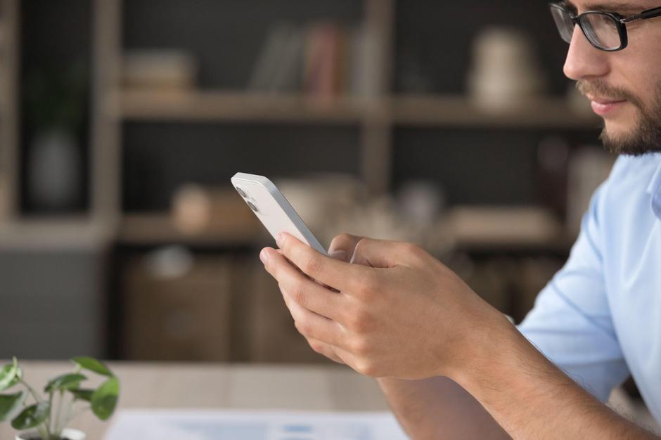 moški mobilni telefon | Avtor: Profimedia