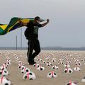 Copacabana protest Rio de Janeiro protestnik žoga žoge plaža demonstracije
