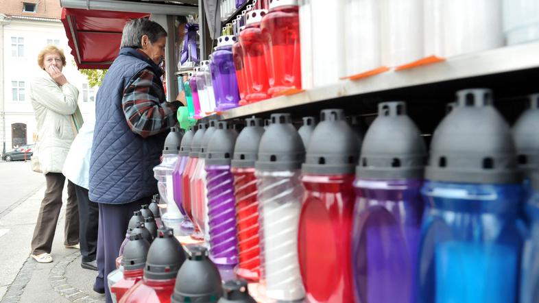 Odpadne sveče, ki jih obiskovalci po besedah Lepičnika v 95 odstotkih odlagajo v