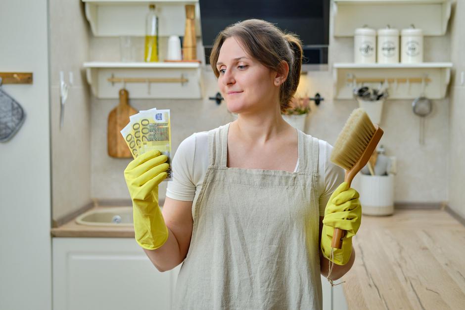 čiščenje denarja | Avtor: Profimedia