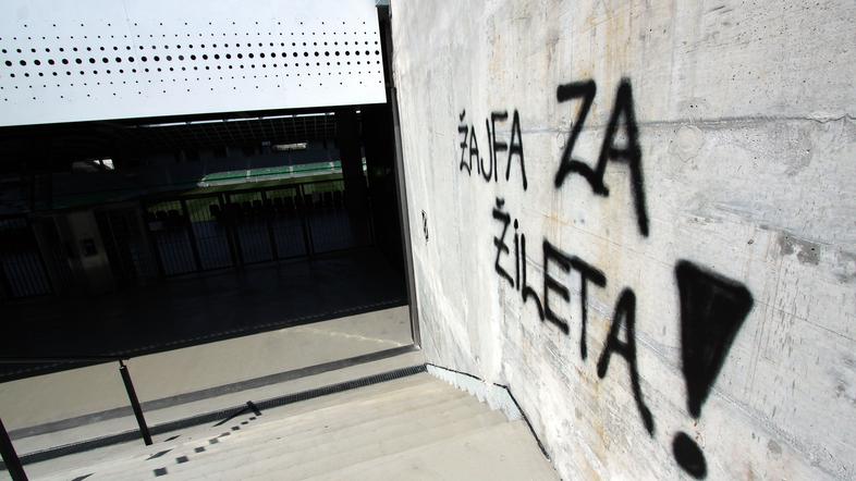 Grafitarji so svoj pečat pustili tudi v športnem centru Stožice pred enim izmed 