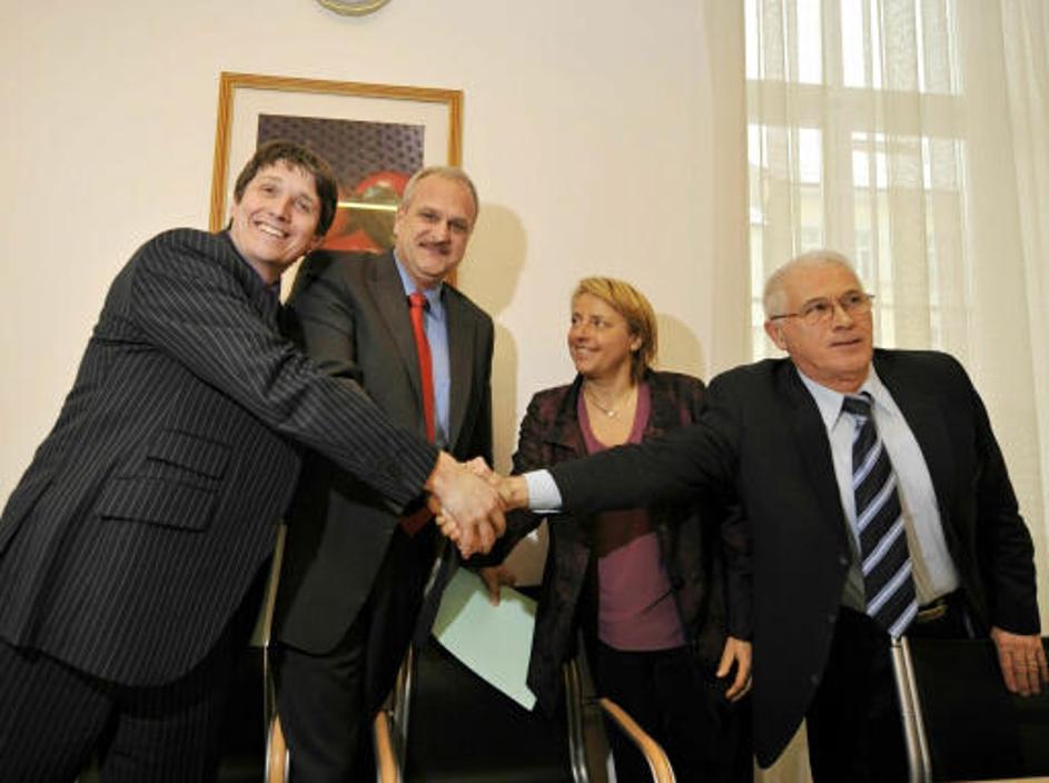 Vodje poslanskih skupin koalicijskih strank so podpisali sporazum o medsebojnem 