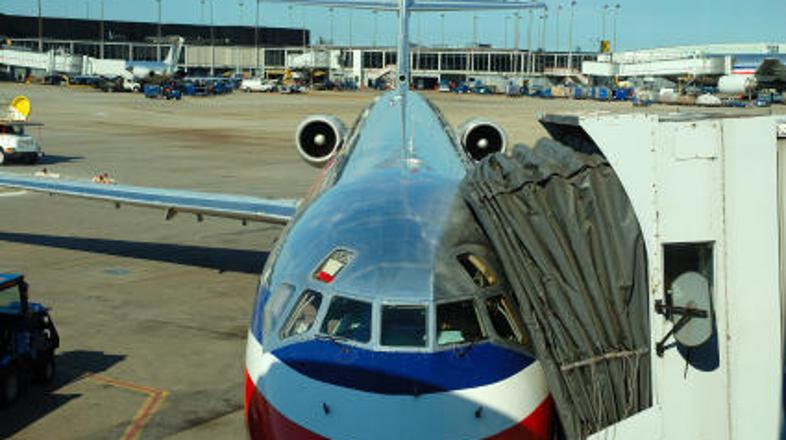 Letala največjega ameriškega letalskega prevoznika so za kratek čas ostala na tl