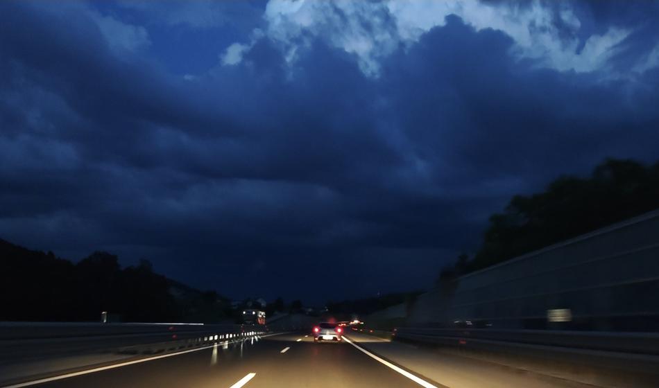 Močnejša nevihta se pomika preko dela Slovenije, možna tudi sodra