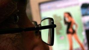 43-letnik je najstnico je prisilil, da se je slekla, nakar jo je posilil.