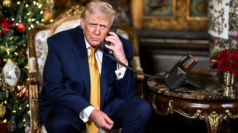 Donald Trump med telefonskim klicem