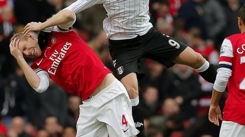 arsenal fulham mertesacker berbatov