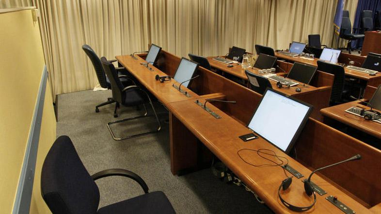 Stol v sodni dvorani, na katerem bi moral sedeti Karadžić, je tudi danes sameval