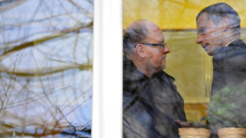 Jelinčič v pogovoru z odvetnikom Aleksandrom Čeferinom. (Foto: Dejan Mijovič)