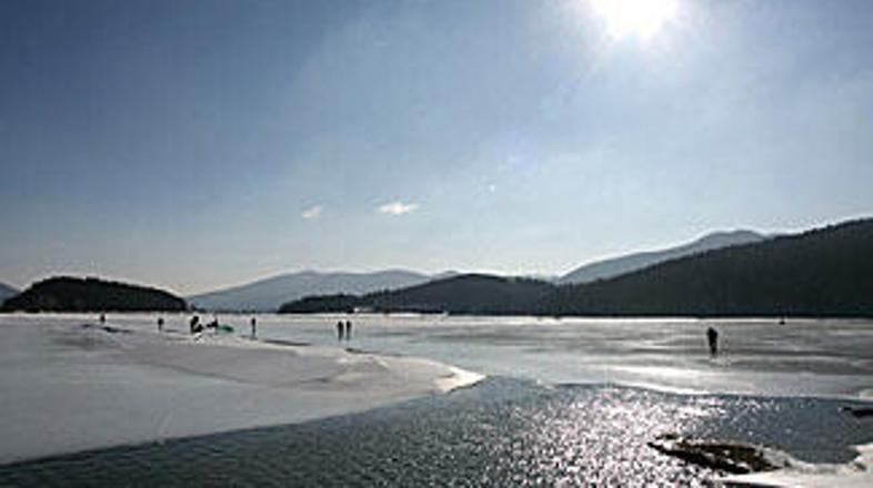 V prometni nesreči na Cerkniškem jezeru sta dva fanta utonila v vozilu pod gladi