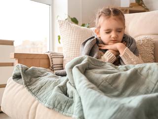 bolan otrok, bolezen, okužba, prehla, boleče grlo, angina, bolna deklica, viroza, prehlad,