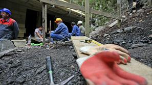 Slovenske novice: Delavci, pozor: Vse to obljublja Golob!