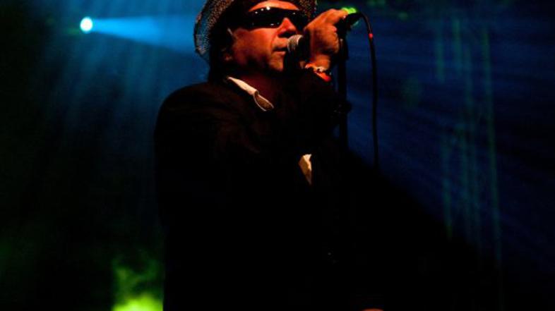 Tresla se je gora, žgal je rock