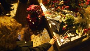 Ljudje že več dni prinašajo rože in sveče na kraj, kjer je umrl Alexandros. (Fot