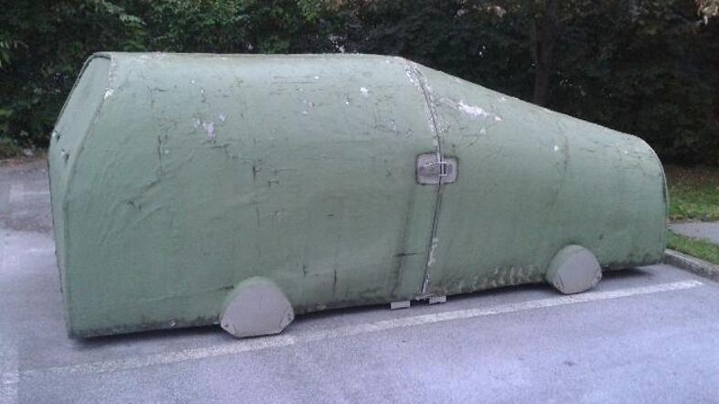 Garaža na parkirišču