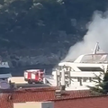 Požar jahte v Makarski