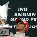 Lewis Hamilton bo moral pokal za zmago v Spaju predati Felipeju Massi.
