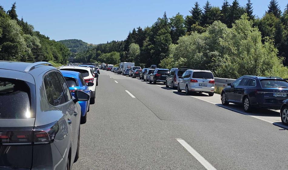 Sobota bo prometno najbolj kritična, AVP že v akcijo