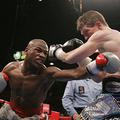 Floyd Mayweather Jr. je proti Rickyju Hattonu ubranil šampionski pas.