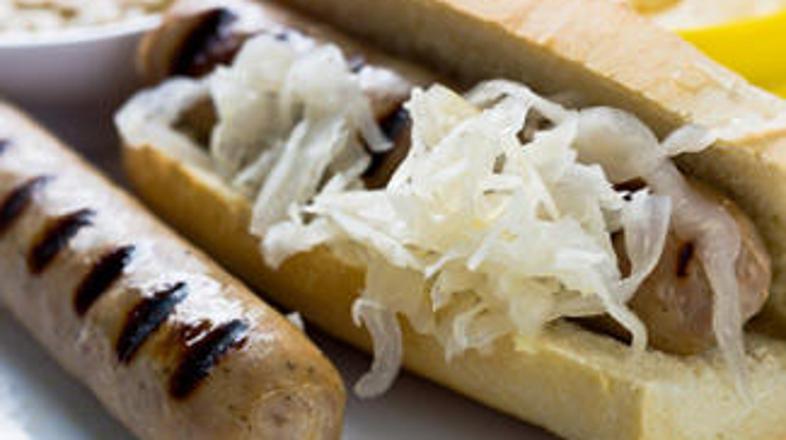 Klobaso in zelje lahko ponudite tudi kot hot dog.