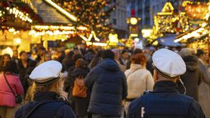 Policija na božičnem sejmu