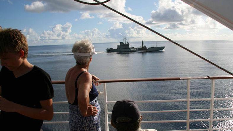 Križarki MSC Melody so po napadu dodelili spremljevalno ladjo.