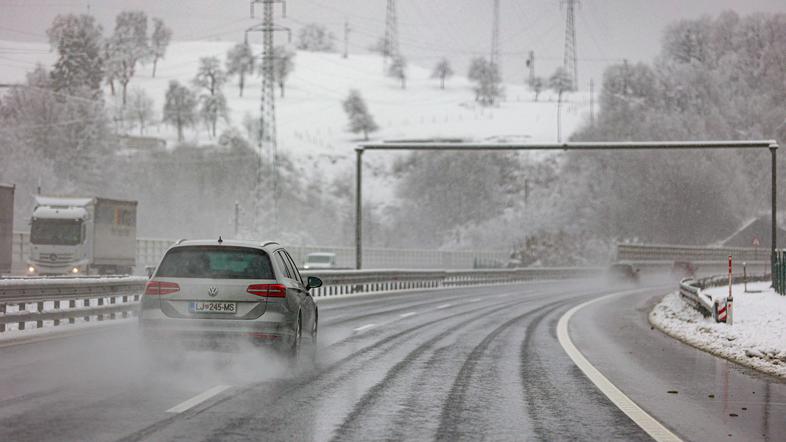 sneg, snežne razmere na cestah, sneženje