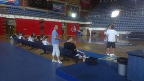 hala Pionir KK Partizan ugasnjene luči trening