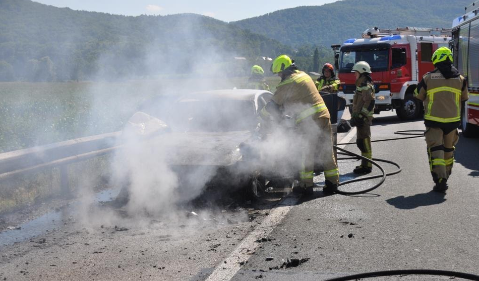 Sredi ceste mu je zgorelo celotno vozilo, škode za 50.000 evrov