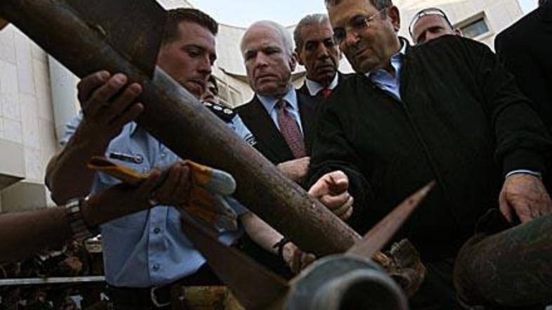 John McCain si v Izraelu ogleduje rakete, ki so jih izstrelili palestinski skraj