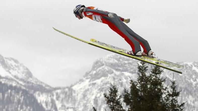 Schlierenzauer je na kvalifikacijah letel 11 metrov dlje od Kranjca. (Foto: Reut