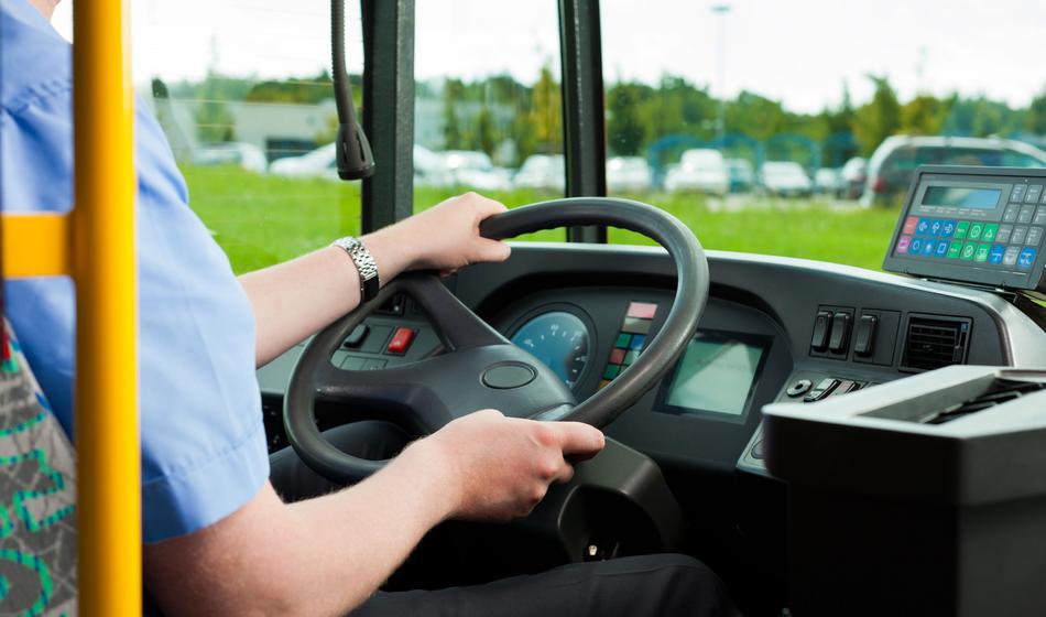 Avtobus zapeljal s ceste in se ustavil nad strugo potoka
