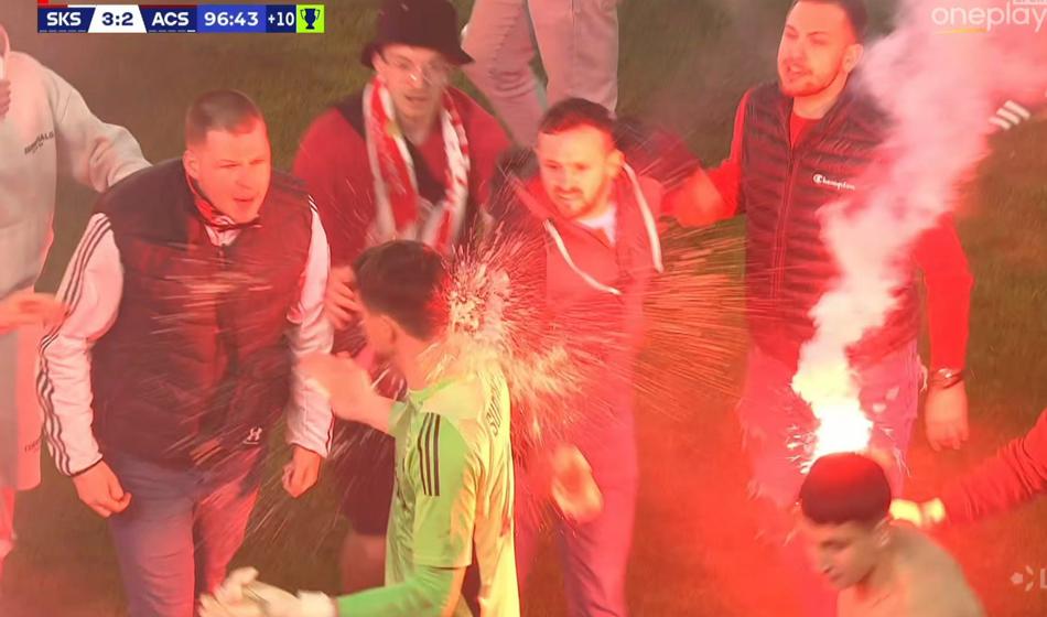 Derbi v senci nasilja: Napadeni in poškodovani tudi igralci