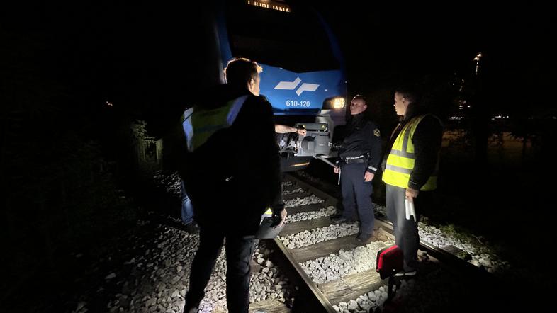 skala na železniških tirih trčenje vlaka