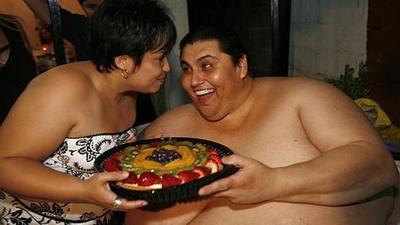 Manuel in Claudia sta se na njegov 43. rojstni dan sladkala. A samo s pito v lah