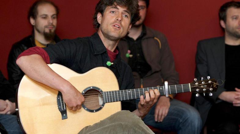 “Besedila boste razumeli, mogoče bom odpel kaj v svojem jeziku,” pravi Jan Tomši