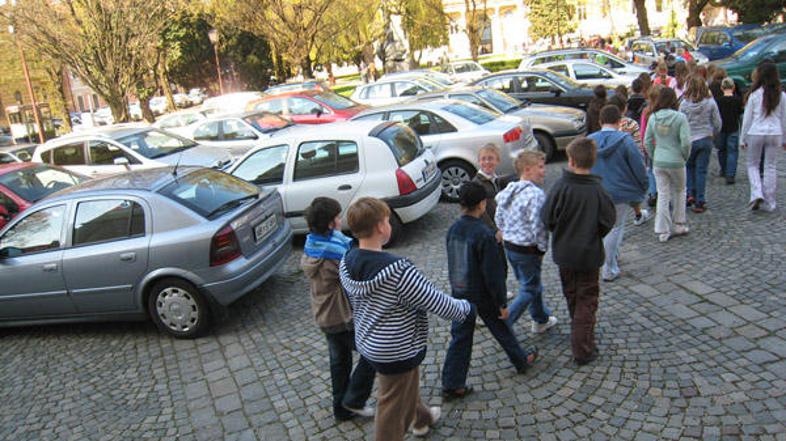 Med parkiranimi avtomobili so se s težavo prebijali tudi otroci s spremstvom.