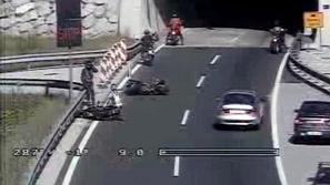 Padec motoristov pred rdečo lučjo. (Foto: Dars)