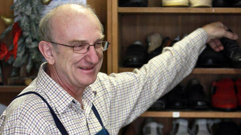 Čevljar Branko Kolar ima spomladi in jeseni več dela, k njemu prihajajo redne st