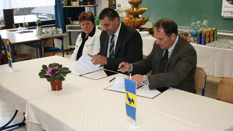 Direktor Kovinarja gradenj Mirko Krašovec in župan Jure Žerjav sta podpisala pog